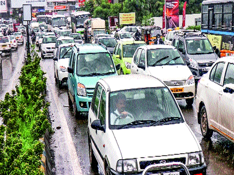 Due to the Kalyan-Badlapur highway, long range rows of vehicles | कल्याण-बदलापूर महामार्गावर कोंडी, वाहनांच्या लांबचलांब रांगा