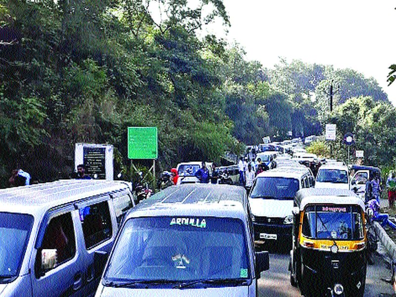 Transportation due to agitation; Neral-Matheran's traffic jammed for two hours | आंदोलनामुळे वाहतूककोंडी; नेरळ-माथेरान वाहतूक दोन तास ठप्प