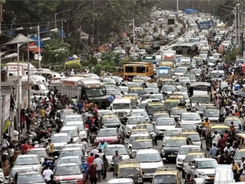 mumbai there is a traffic jam half to a quarter of an hour for travelling | मुंबापुरीत जाऊ त्या रस्त्यावर वाहतूककोंडी, अर्धा ते पाऊणतास रखडपट्टी