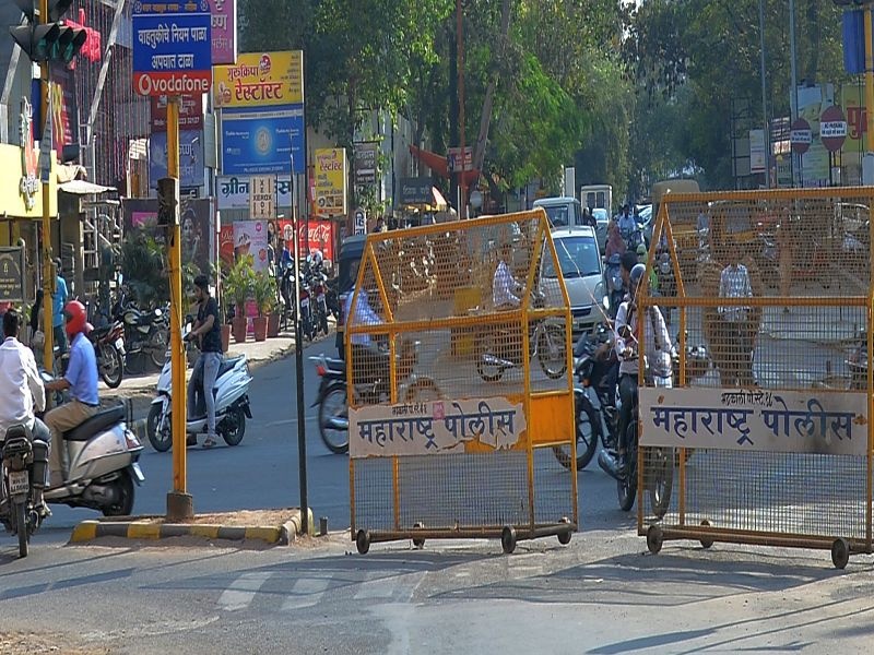 Tilakwadi Signal: Invite to Accidents in Barricades of Police | टिळकवाडी सिग्नल : पोलिसांचा खटाटोप;अपघातांना निमंत्रण