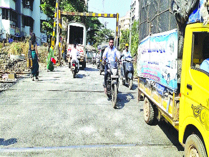 Road wreckage at Titwala Gate; Traffic congestion will be avoided | टिटवाळा फाटकातील रस्त्याची डागडुजी; वाहतूककोंडी टळणार