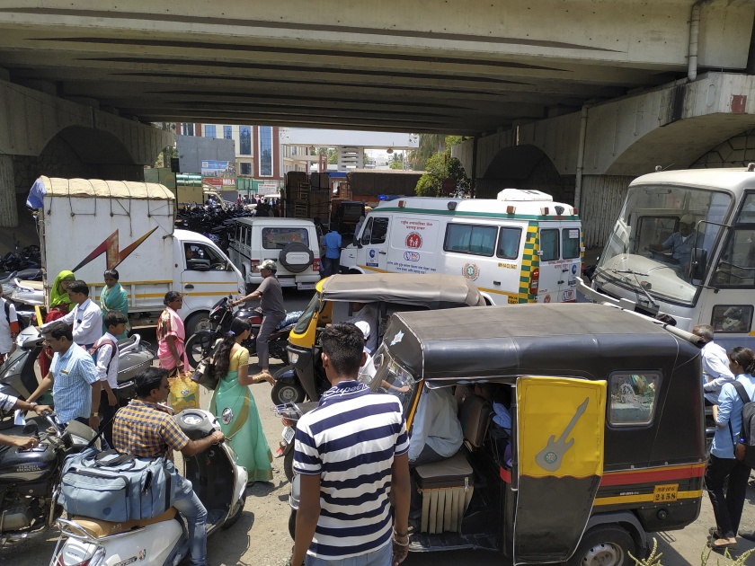 Three ambulances stuck in the traffic congestion at Mallacpur | मलकापुरात वाहतूक कोंडीत अडकल्या तीन रुग्णवाहिका