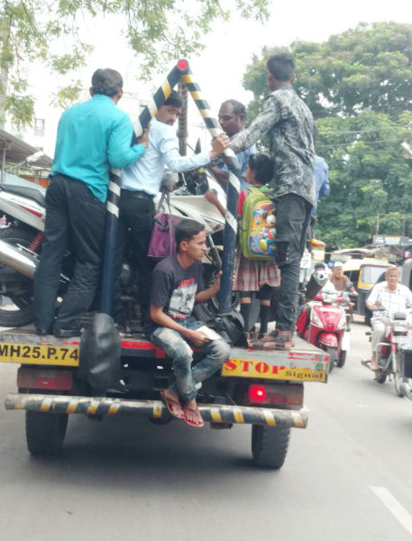 The tragic nature of Solapur police; In the no-parking parking lot, a little girl was also put on a crane | सोलापूर पोलीसांचा संतापजनक प्रकार; नो-पार्किंगमधील वाहनाबरोबरच छोट्या मुलीलाही घातले क्रेनवर