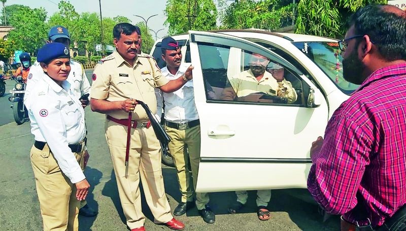 Police action against black window of cars in Nagpur | नागपुरात  कारच्या काळ्या काचांविरुद्ध पोलिसांची धडक मोहीम 