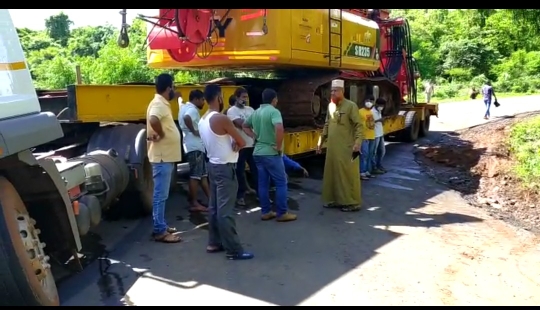 Traffic disrupted due to trailer crash in Veral Ghat | वेरळ घाटामध्ये ट्रेलर फसल्याने वाहतूक विस्कळीत