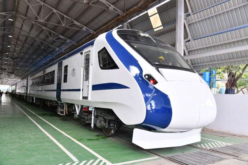 Train 18, India's fastest indigenous train, renamed Vande Bharat Express | सर्वात वेगवान 'ट्रेन 18'चे नामकरण; जाणून घ्या नवीन नाव...