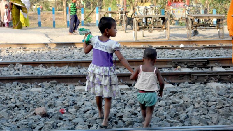 Leaving two girls on Nagpur railway station, the mother escapes | दोन चिमुकल्यांना वाऱ्यावर सोडून जन्मदात्रीचे पलायन