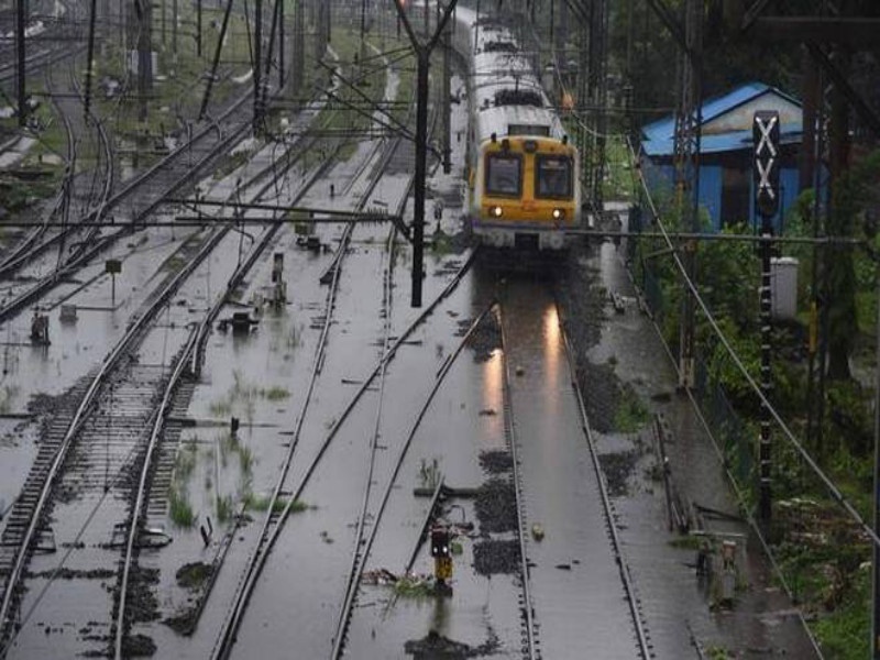 Railway traffic disrupted for the second day between Mumbai and Pune | सलग दुसऱ्या दिवशी मुंबई- पुणे दरम्यानची रेल्वे वाहतूक विस्कळीत 