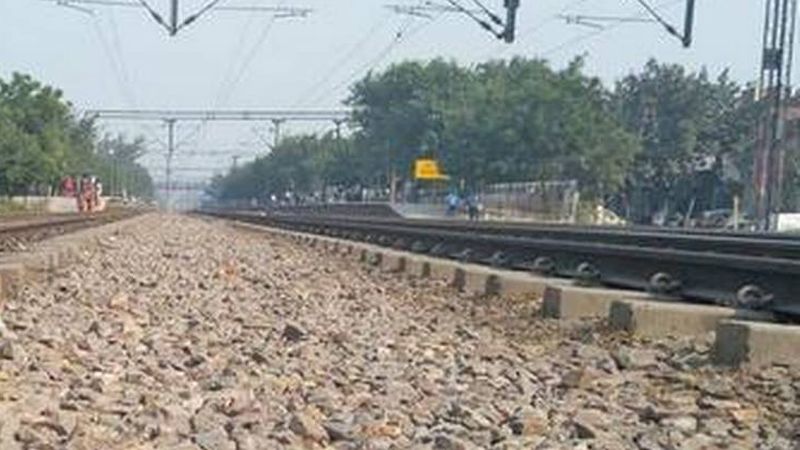 Two died along with a railway employee in a train accident | रेल्वे कर्मचाऱ्यासह दोघांचा रेल्वे गाडीच्या धक्क्याने मृत्यू