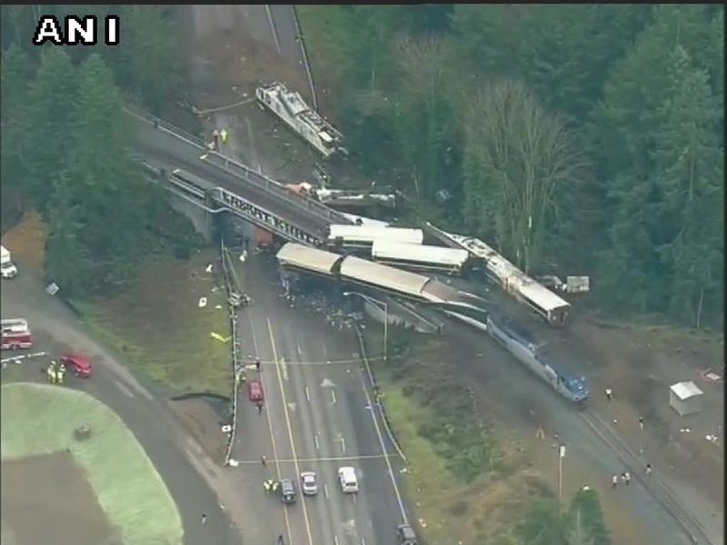 An Amtrak passenger train traveling on a new route for the first time derailed in Washington (U.S) | वॉशिंग्टनमध्ये रुळावरुन घसरली हायस्पीड रेल्वे, 3 जणांचा मृत्यू