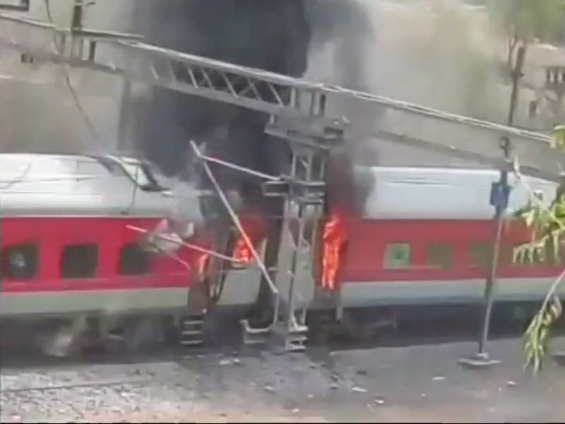 fire broke out in 4 coaches of andhra pradesh express in gwalior | Video: आंध्र प्रदेश एसी एक्स्प्रेसच्या 4 डब्यांना आग; सर्व प्रवासी सुरक्षित