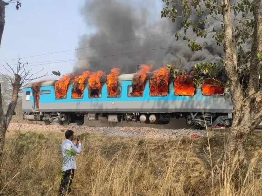 Delhi Dehradun Shatabdi Express catches fire passengers safely evacuated | दिल्ली-देहरादून शताब्दी एक्स्प्रेसच्या कोचला भीषण आग; सर्व प्रवासी सुरक्षित