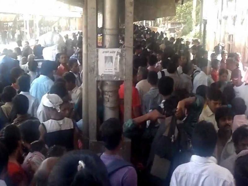 central railway disrupts crowd on railway stations | ऐन गर्दीच्यावेळी मध्य रेल्वेची वाहतूक विस्कळीत; रेल्वे स्थानकांवर प्रचंड गर्दी