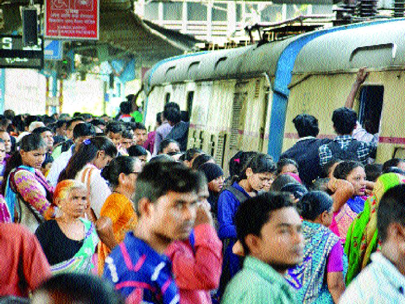 Launch Suburban Railway for all commuters in Mumbai Thane: Railway Minister of State | मुंबई ठाण्यातील सर्व सामान्यांसाठी उपनगरी रेल्वे सुरु करा: रेल्वे राज्यमंत्र्यांना साकडे