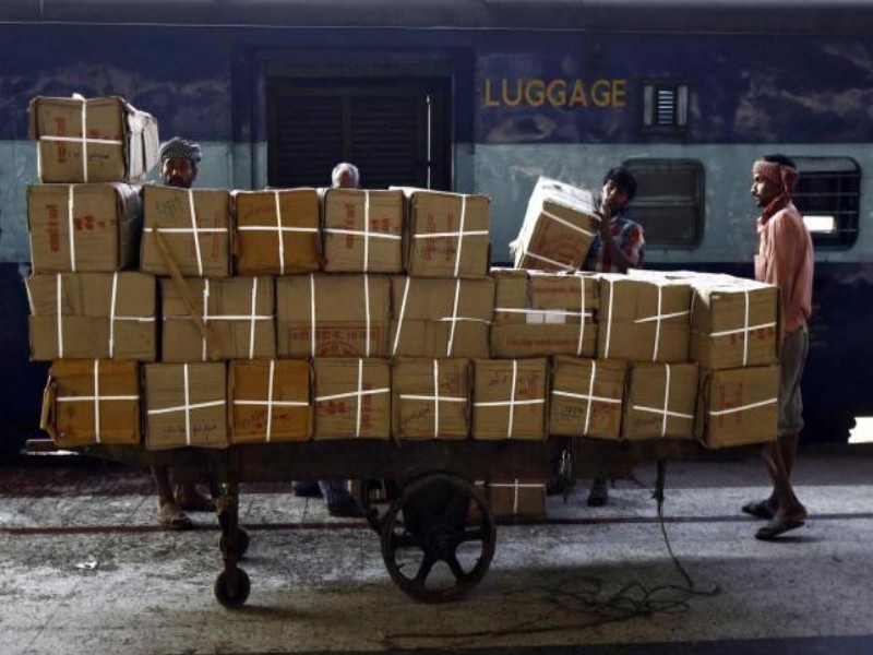 Lokmat Impact: Train's independent helpline for rail parcel | लोकमत इम्पॅक्ट : रेल्वे " पार्सल " साठी रेल्वेची स्वतंत्र हेल्पलाईन