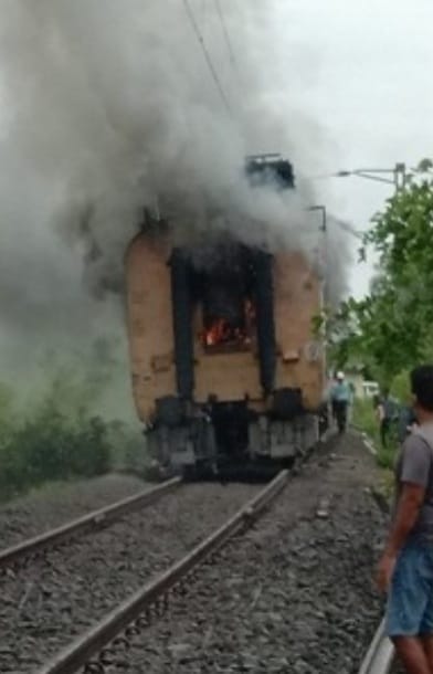 A special electric train caught fire on the Konkan railway line | कोकण रेल्वे मार्गावर इलेक्ट्रिक काम करणाऱ्या स्पेशल गाडीला आग