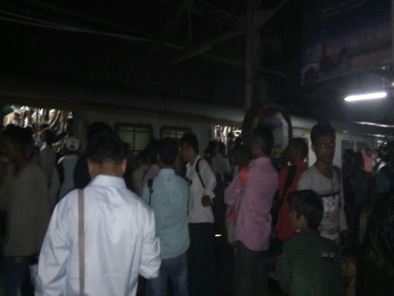 Railway traffic towards Kasari jam from hour, all stations next to Kalyan in the dark | कसाऱ्याकडे जाणारी रेल्वे वाहतूक तासाभरापासून ठप्प, कल्याणपुढील सर्व स्टेशन अंधारात