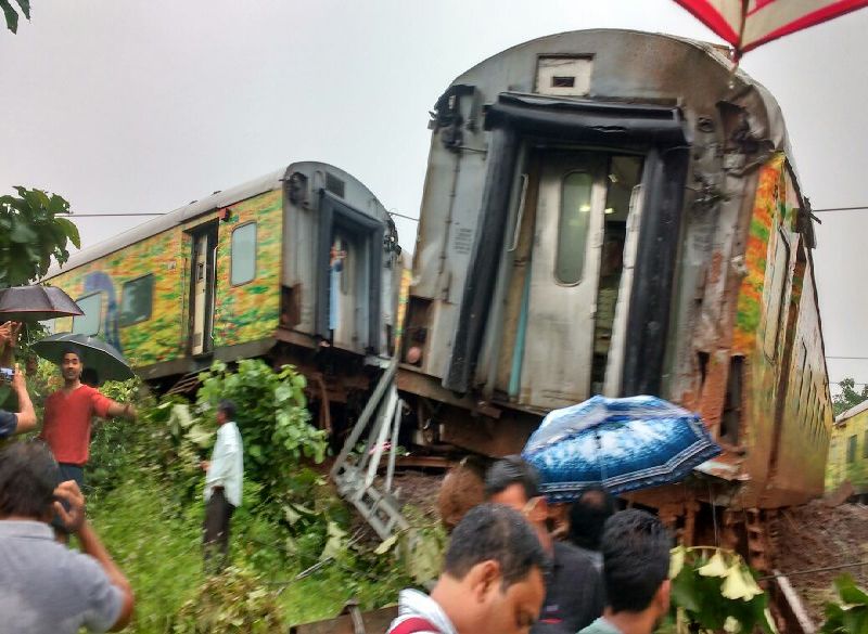 Nagpur-Mumbai Duronto Express near Kasara Ghat collapsed | टिटवाळ्याजवळ नागपूर-मुंबई दुरांतो एक्स्प्रेसचे घसरले 9 डबे, मुंबईकडे येणा-या गाड्या रखडल्या