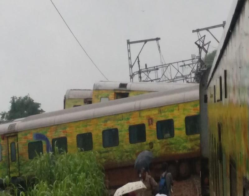 Another train accident: Duranto Express near Asangaon dropped | आणखी एक रेल्वे अपघात : आसनगावजवळ दुरांतो एक्स्प्रेस घसरली