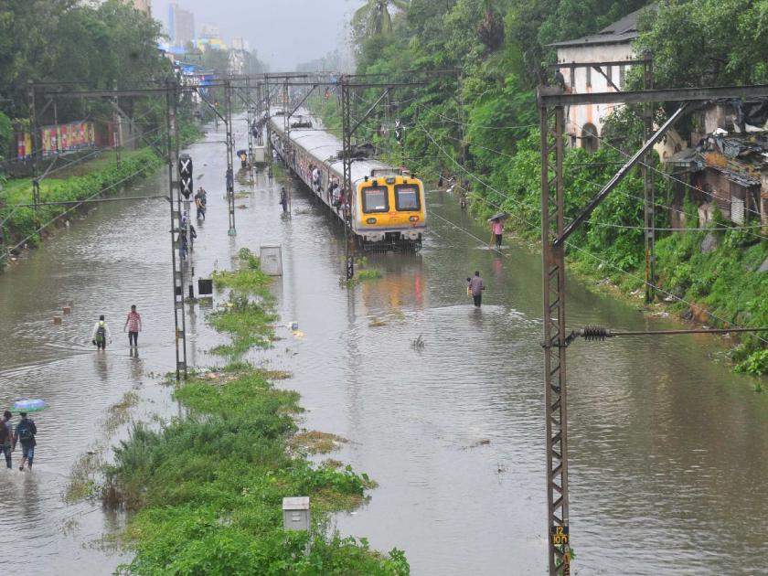 Mumbaikar's Pravasena, the middle-harbor rail corridor closed, the Western Railway started with a cave | मुंबईकरांची पाऊसदैना ! पश्चिम-मध्य-हार्बर रेल्वे मार्ग कासवगतीने सुरू