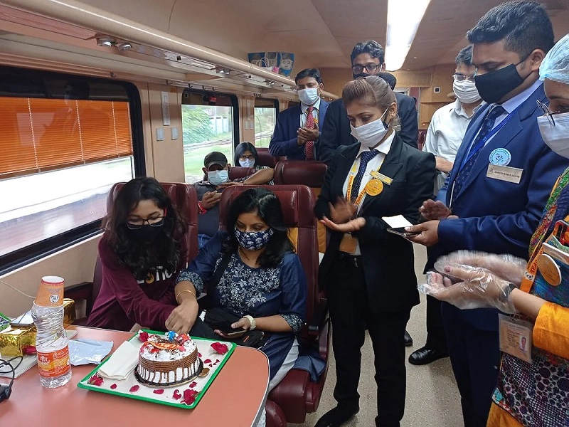 Birthdays can be celebrated in train, special offer by IRCTC | आता ट्रेनमध्ये साजरा करा वाढदिवस, रेल्वेकडून मिळणार गिफ्ट; IRCTC नं आणली खास ऑफर