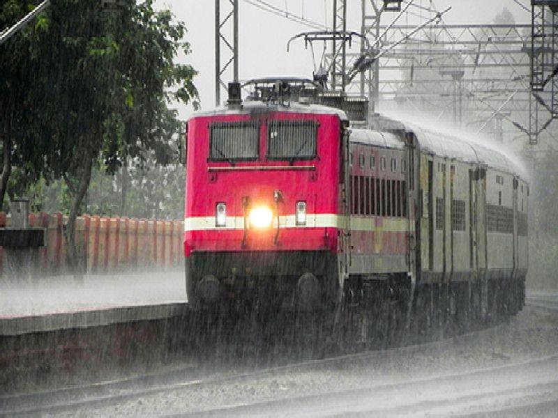 Train service in Itarsi route disrupted due to drift of ballast in railway line, three trains canceled, nine trains delayed | मुसळधार पावसाचा जोर; रेल्वे लाईनमधील गिट्टी वाहून गेल्याने इटारसी मार्गावरील रेल्वेसेवा विस्कळीत