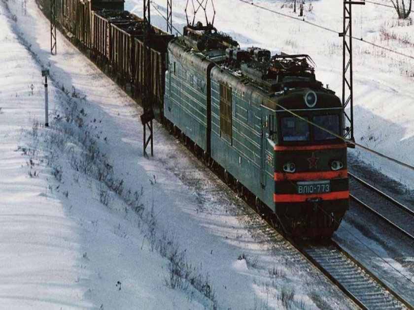 Russian Man Slept on railway track, train runs over him | मोटरमननं पाहिलं रेल्वे रुळावर झोपला होता युवक; ट्रेन थांबवणं शक्य नव्हतं, मग...
