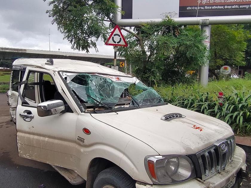 Devdarshan of Trimbakeshwar, returning devotees' car overturned; Five devotees of Madhya Pradesh injured | त्र्यंबकेश्वरचे देवदर्शन आटोपून परतणाऱ्या भाविकांची कार उलटली; मध्य प्रदेशचे पाच भाविक जखमी