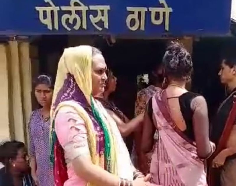 Trans genders from Vidarbha rams in to Malkapur city police station | विदर्भातील तृतीयपंथीयांचा मलकापूर शहर पोलीस ठाण्यात हल्ला बोल