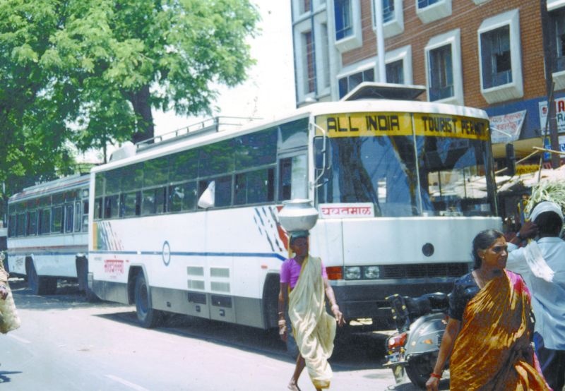In Nagpur, ST passengers were evacuated from the private buses | नागपुरात  एसटीच्या प्रवाशांची खासगीकडून पळवापळवी