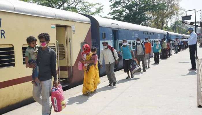 Solapurkar from Mumbai, Pune started returning; No confirmed train ticket | मुंबई, पुण्यातील सोलापूरकर परतू लागले; रेल्वेचे कन्फर्म तिकीट मिळेना
