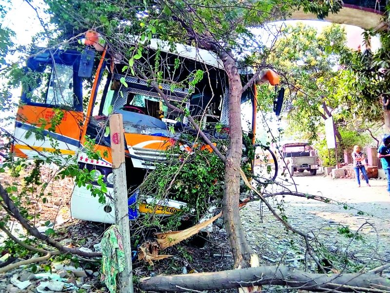 Travel bus accident on Wardha Road: 12 injured | वर्धा रोडवर ट्रॅव्हल्सचा अपघात  : १२ जखमी