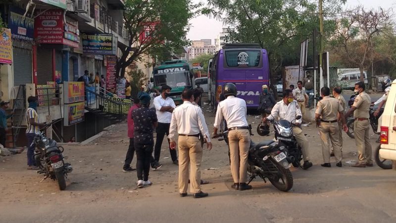 Lockdown in Nagpur: The number of 250 travel buses has gone up from 15 to 20 | नागपुरातील लॉकडाऊनचा फटका : २५० ट्रॅव्हल्स बसेसची संख्या आली १५ ते २० वर