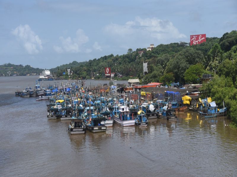 Goa : fishing business affected due to luban storm | गोव्यात मासेमारीवर परिणाम, समुदात पाणीपातळी वाढल्याने मच्छिमारांमध्ये भीती