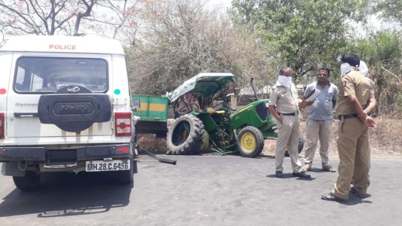 Sonala police vehicle hit by tractor | सोनाळा पोलिसांच्या वाहनाला ट्रॅक्टरची धडक 