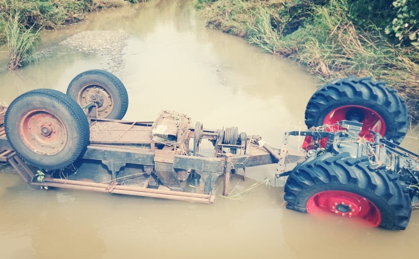 A tractor with a threshing machine was swept away in the flood | नाल्याच्या पुरात मळणी यंत्रासह ट्रॅक्टर वाहून गेला
