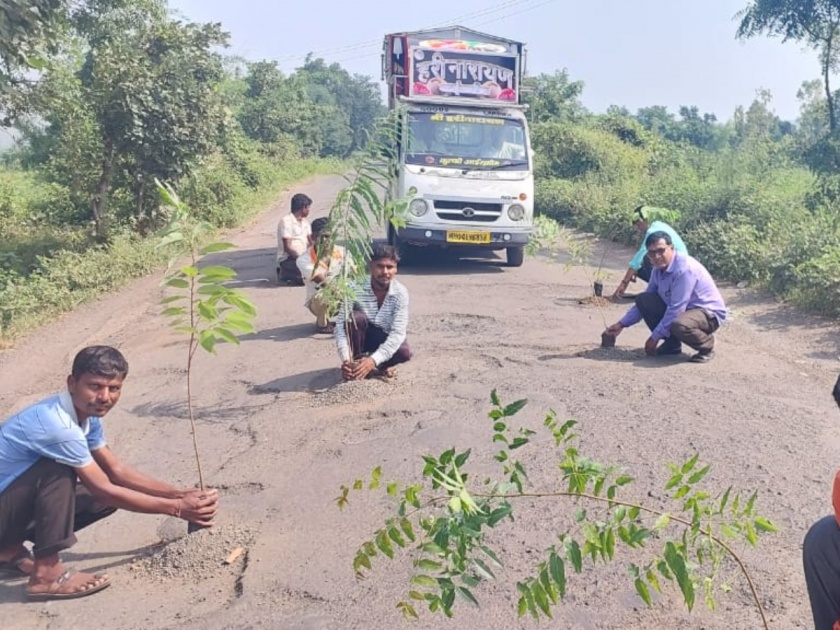 Gandhigiri promoted Wadi to Nandarde by planting trees in the pit and protesting as the road is bad | खड्डयात वृक्षारोपण करून ग्रामस्थांची गांधिगिरी, वाडी ते नांदर्डे रस्ता खराब असल्याने आंदोलन