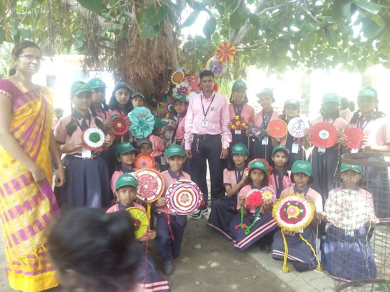  Tree Raksha Bandhan: Students tied Rakhi to tree to protect the environment | वृक्ष रक्षाबंधन: विद्यार्थ्यांनी झाडांना राख्या बांधून दिला पर्यावरण रक्षणाचा संदेश