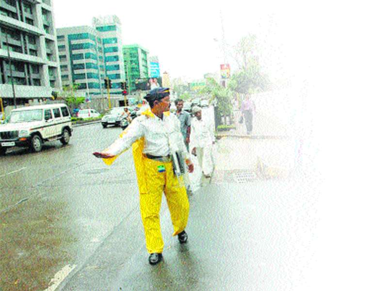 Only 9 50 raincoats for 2800 traffic police | २८०० वाहतूक पोलिसांसाठी फक्त ९५० रेनकोट
