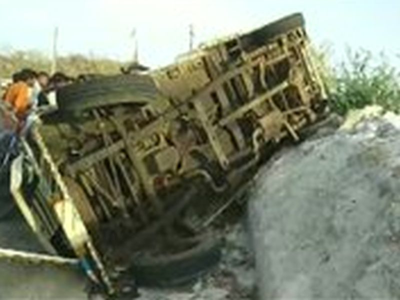 Accident In Trisulia Ghat of gujrat, the car breaks down, 9 killed and 5 seriously injured | त्रिसुलीया घाटात गाडीचा ब्रेक फेल, अपघातात 9 ठार 5 गंभीर