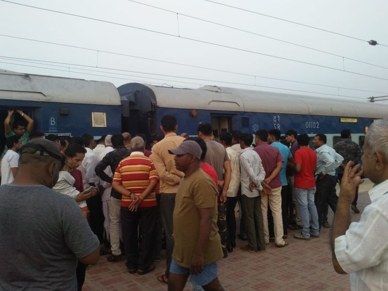 The secret information about the 'bomb' in the Chennai Express, the closure of the train and thorough investigation of the police teams | चेन्नई एक्सप्रेसमध्ये 'बॉम्ब' असल्याची गुप्त माहिती, रेल्वे थांबवून पोलीस पथकांचा कसून तपास
