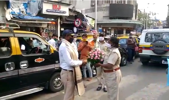'That' traffic police constable of koliwada was felicitated by the female ACP with a bouquet of flowers | 'त्या' ट्रॅफिक पोलीस हवालदाराचा महिला ACP कडून सन्मान, भररस्त्यातच केला सत्कार
