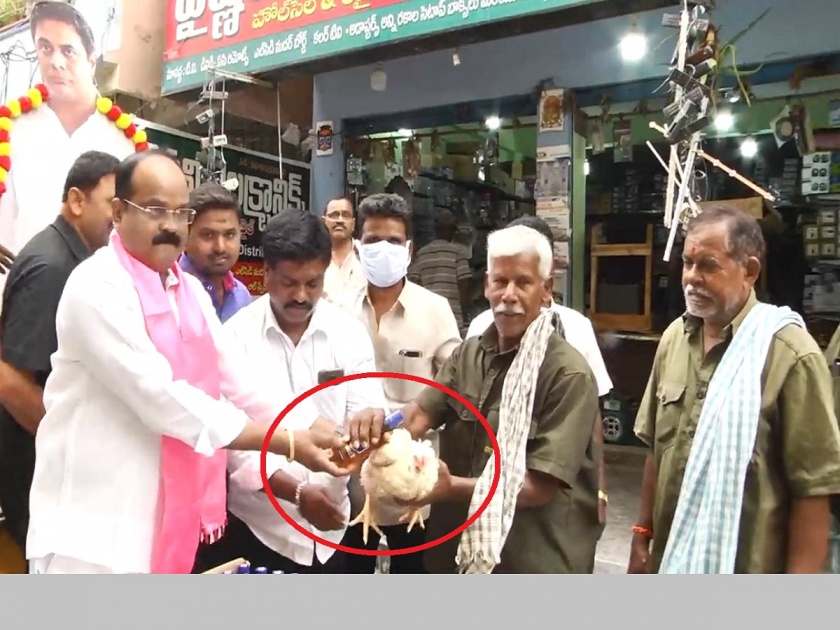 TRS leader Rajanala Srihari distributes liquor bottles and chicken to locals ahead of Telangana CM KC Rao launching a national party | TRSनेत्याचा अजब जल्लोष; स्थानिकांना वाटल्या दारुच्या बाटल्या आणि जिवंत कोंबड्या