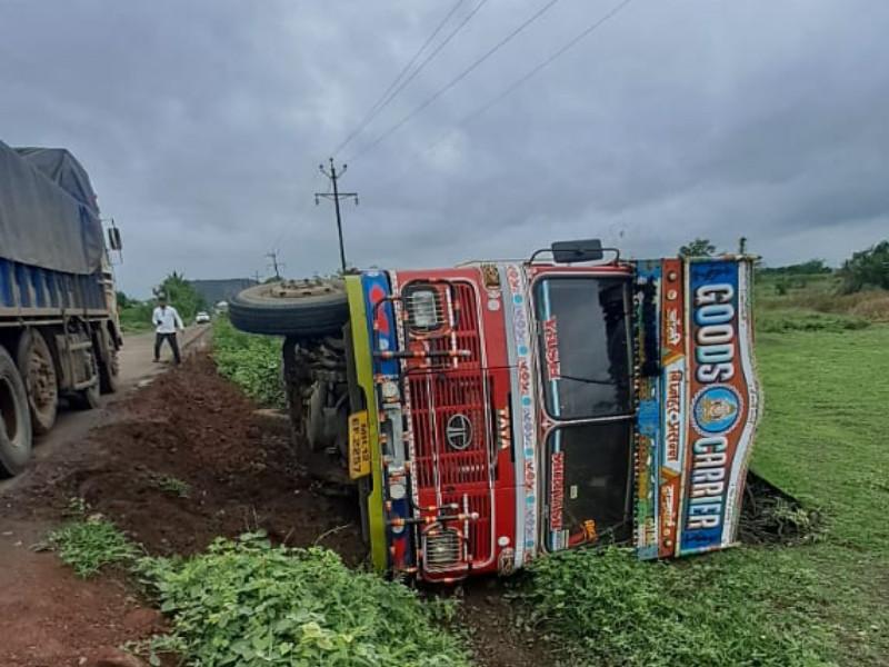 A truck carrying cement sack overturned on Loni to Manchar road; The driver and two others were injured | लोणी ते मंचर रस्त्यावर सिमेंट गोणी घेऊन जाणारा ट्रक पलटी; चालक व इतर दोघे जखमी