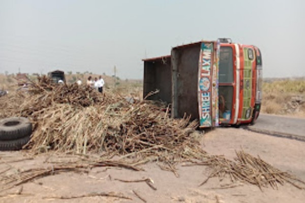 Sugarcane truck overturned on motorcycle One killed and one seriously injured | Accident: ऊस वाहतूक ट्रक मोटरसायकलवर झाला पलटी; एकाचा मृत्यू तर एक गंभीर जखमी
