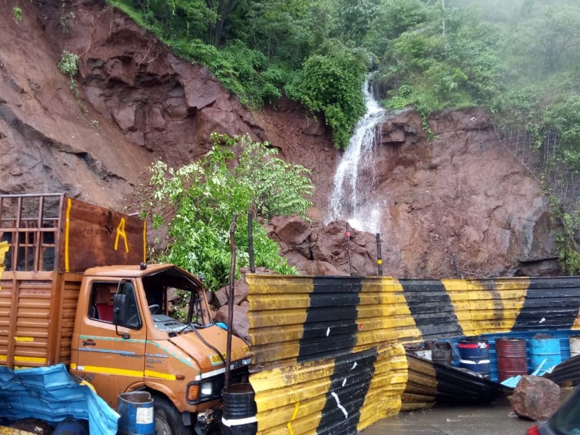 the rift struck again in Khandala Ghat | द्रुतगती मार्गावर खंडाळा घाटात पुन्हा दरड कोसळली