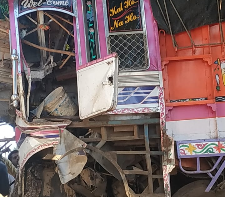 The truck hit a tree at Azra road due to a tire burst ... Both were injured | टायर फुटल्याने आजरा मार्गावर ट्रक झाडावर आदळला... दोघे जखमी