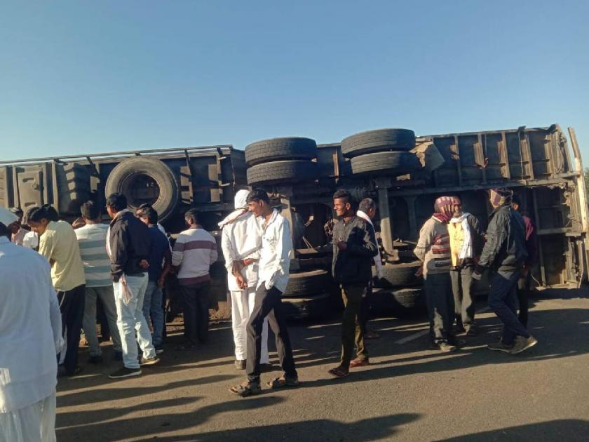 Speeding truck overturns, driver killed on the spot, incident on Sindkhedaraja to Mehkar highway | भरधाव ट्रक उलटला, चालक जागीच ठार, सिंदखेडराजा ते मेहकर महामार्गावरील घटना
