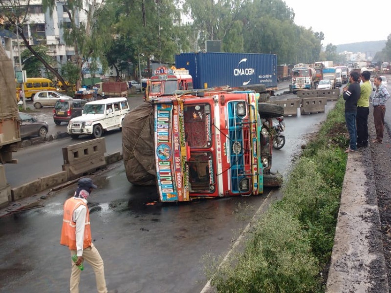 heavy traffic jaam Due to truck accident on highway at Warje | वारजे येथे महामार्गावर ट्रक पलटल्यामुळे वाहतुकीचे तीन तेरा 