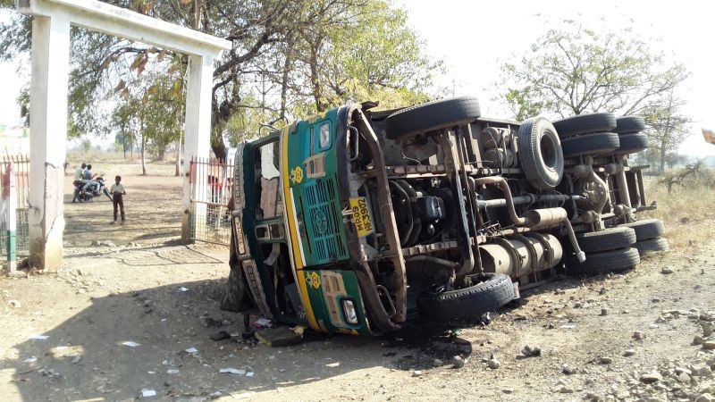 Paramhans Pundalik Maharaj at Deulgaon lifted the truck in front of the school; Big disaster was avoided | देऊळगाव येथील परमहंस पुंडलिक महाराज विद्यालयासमोर ट्रक उलटला; मोठा अनर्थ टळला